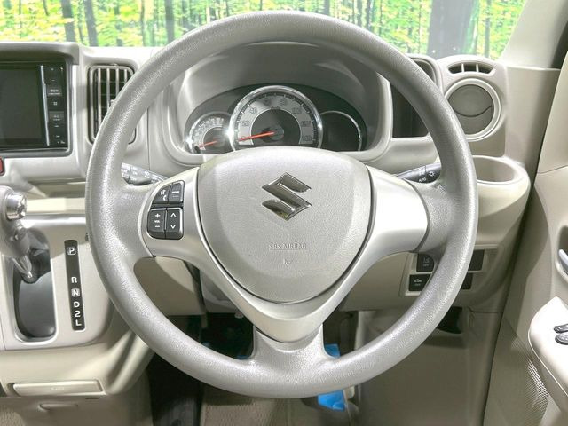 �C���e���A�ɍ��킹���f�U�C���̃X�e�A�����O�́A�^�]�������̂��Ƃ��l���A�^�]���₷���`��A�傫���ł��B�����x�A���ۂɐG���Ă��m���߂��������B