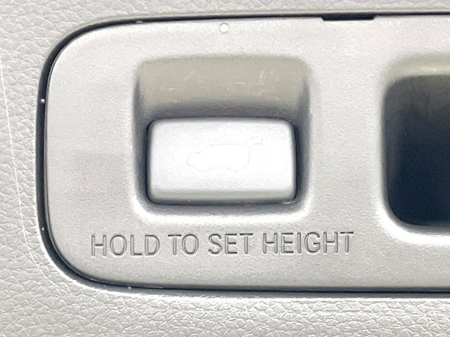 【パワーバックドア】スマートキーや運転席のボタンを押すだけでリアゲートが自動で開閉します!荷物を持っている時や、高い位置にあるバックドアを閉める際に便利な機能です♪