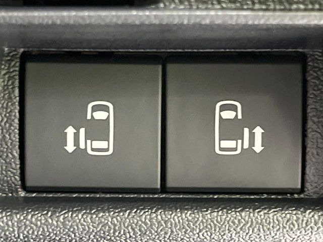 【両側パワースライドドア】スマートキーや運転席のスイッチで後席両側スライドドアの開閉が可能♪電動だから力を入れてドアを開ける必要が無く、小さなお子様でも簡単に開け閉めでき快適です♪