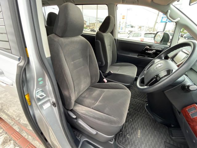 運転席まわりには十分なスペースがあり、大柄な方でもゆったり運転していただける環境です。