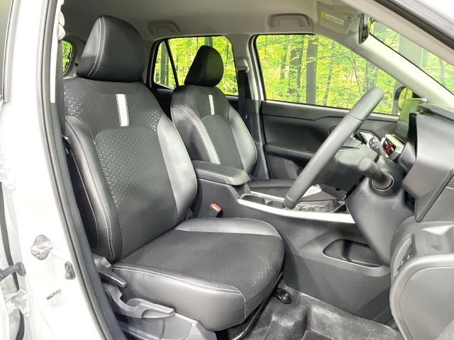 運転席シート廻りは使用感も少なく、良好な状態となっています。前オーナー様が丁寧に使っていたことがよくわかりますね。