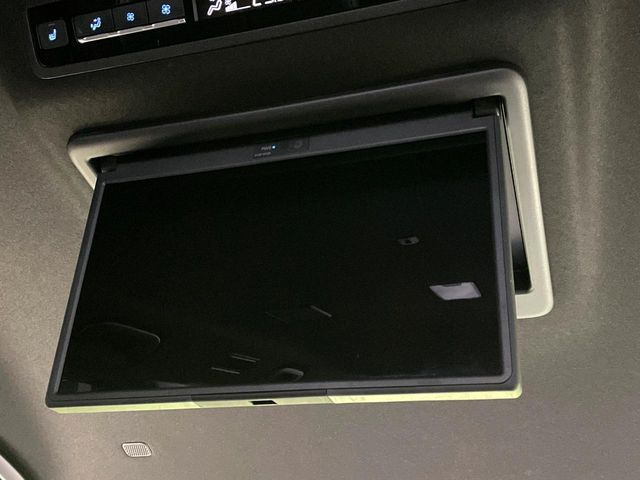 【13.2型有機ELフリップダウン】三列目からでも迫力のエンタメが観れる大画面フリップダウン。有機ELのモニターでは、一般的なフリップダウンよりも高コントラストでキレイな映像を楽しめます。
