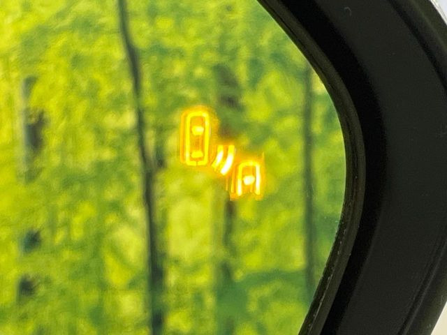 【ブラインドスポットモニター】走行中、ドアミラーの死角になりやすい箇所に後続車が接近するとサイドミラーのレンズに警告を表示!ドライバーに注意喚起をしてくれます。