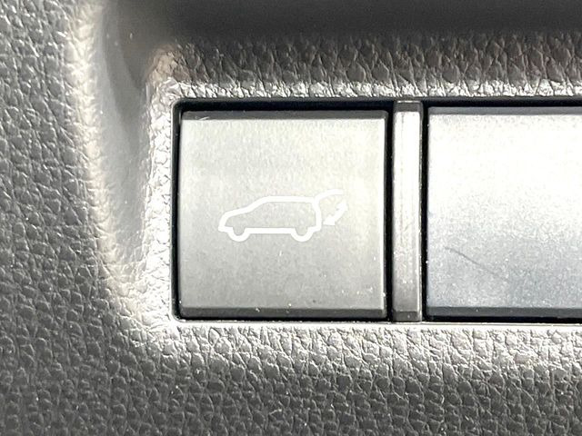 【パワーバックドア】スマートキーや運転席のボタンを押すだけでリアゲートが自動で開閉します!荷物を持っている時や、高い位置にあるバックドアを閉める際に便利な機能です♪
