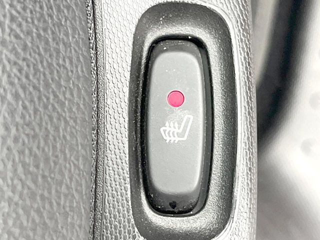 ●フロントシートヒーティング:運転席・助手席共に三段階で調節が可能なシートヒーターを装備しております。季節を問わず快適にご使用いただけます。