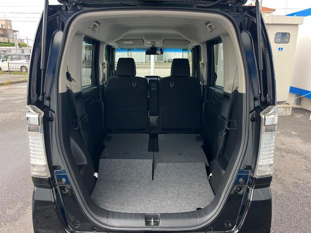 普段のお買い物や通勤、送迎等に十分な荷室スペースを確保しております。セカンドシートを倒すと、大きな荷物の積載も可能です♪