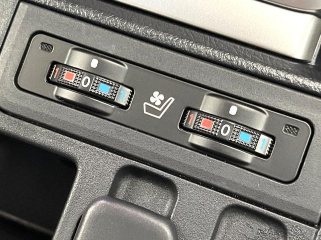 【シートベンチレーション】夏場は涼しい風でお尻や背中の熱やムレを防ぎ、冬はエアコンよりも早く温まってポカポカに!レザーシートにうれしい装備で、季節を問わず快適に過ごせます。