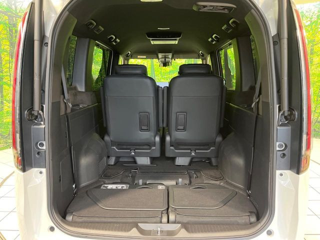 積み下ろしのしやすいデッキにはたっぷりと荷物を積み込んでいただけます。遊びから仕事まで、様々なシーンで頼れます♪