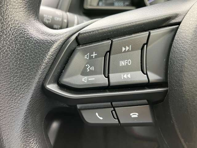 運転中でも手を離さずにオーディオの操作ができる『ステアリングスイッチ』機能があります!