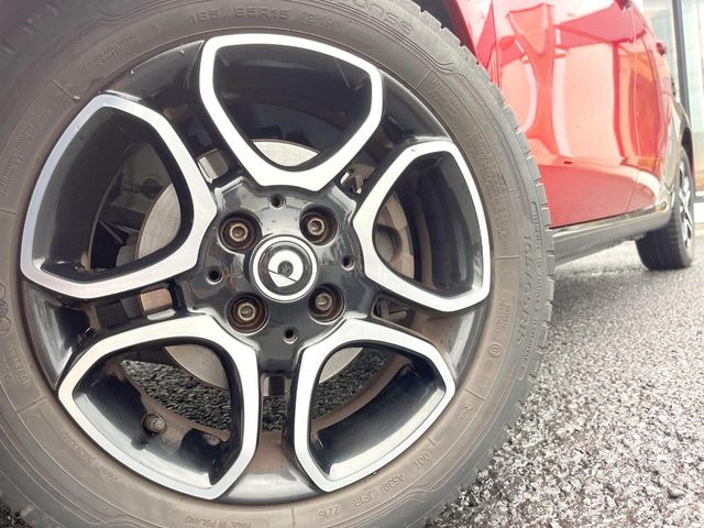 ●純正15インチアルミホイール:輸入車ならではの卓越した走りを支えるホイールと足回りです!日本車の走りに慣れている方にもぜひ体感して頂きたいほど、高いレベルでまとまっています!
