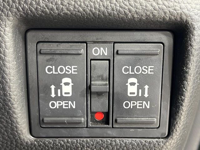 【両側パワースライドドア】スマートキーや運転席のスイッチで後席両側スライドドアの開閉が可能♪電動だから力を入れてドアを開ける必要が無く、小さなお子様でも簡単に開け閉めでき快適です♪