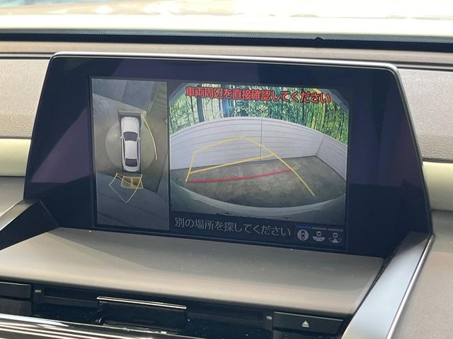 【パノラミックビューモニター】専用のカメラにより、上から見下ろしたような視点で360度クルマの周囲を確認することができます☆死角部分も確認しやすく、狭い場所での切り返しや駐車もスムーズに行えます。