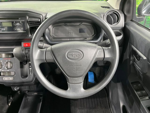 �C���e���A�ɍ��킹���f�U�C���̃X�e�A�����O�́A�^�]�������̂��Ƃ��l���A�^�]���₷���`��A�傫���ł��B�����x�A���ۂɐG���Ă��m���߂��������B