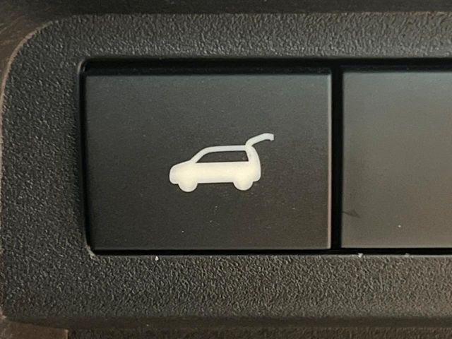 【パワーバックドア】スマートキーや運転席のボタンを押すだけでリアゲートが自動で開閉します!荷物を持っている時や、高い位置にあるバックドアを閉める際に便利な機能です♪