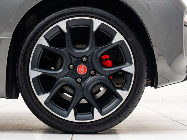 【 車検整備もアペルタで 】輸入車はもちろん、国産車も大歓迎です。経験豊富なスタッフが、お客様のお車をしっかりと整備致します。フェラーリ、ランボルギーニなどのスーパーカーもご相談ください!