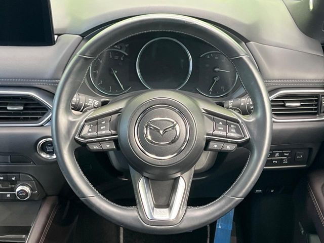 インテリアに合わせたデザインのステアリングは、運転される方のことも考え、運転しやすい形状、大きさです。是非一度、実際に触ってお確かめください。