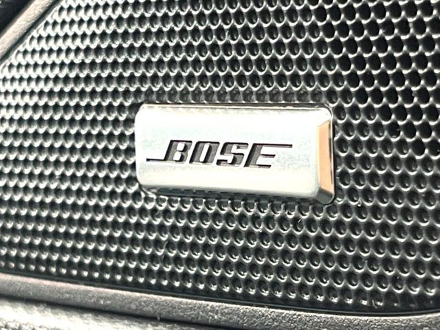 【BOSEサウンドシステム】メーカーオプションの高品位サウンドシステムを搭載。専用のチューニングが施された大小様々なスピーカーから良質なサウンドが奏でられ、臨場感あふれる音響空間を演出します。
