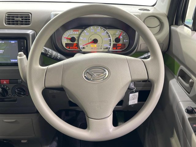�C���e���A�ɍ��킹���f�U�C���̃X�e�A�����O�́A�^�]�������̂��Ƃ��l���A�^�]���₷���`��A�傫���ł��B�����x�A���ۂɐG���Ă��m���߂��������B