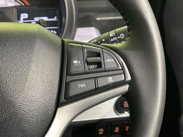 【アダプティブクルーズコントロール】高速道路での長距離走行が楽に!!自動で速度を保つクルーズコントロールが、衝突軽減システムと連携し、前方の車両を感知して車間を保つように速度調節してくれます!!