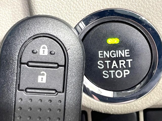 【キーフリーシステム】カバンやポケットに入れたままでもドアの施錠・解錠が可能なスマートキーを装備。エンジンのオン・オフ時もカギを取り出す必要が無いからとっても便利です♪