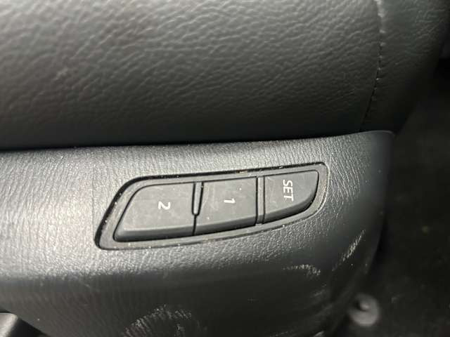 【運転席ポジションメモリー付パワーシート】ワンタッチで記憶させていたシートの前後・リクライニングはもちろん、シートリフターも備えます☆快適なドライブをお楽しみ下さい♪