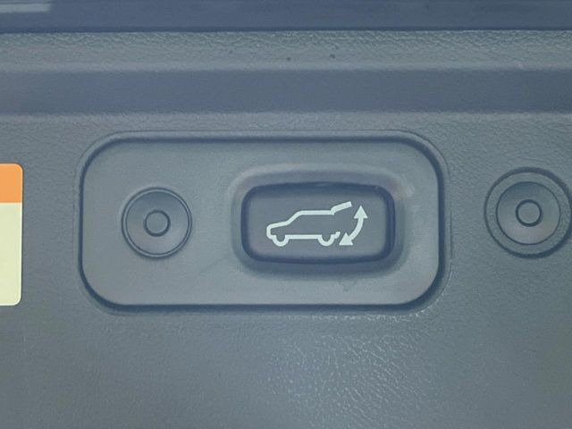 【パワーバックドア】スマートキーや運転席のボタンを押すだけでリアゲートが自動で開閉します!荷物を持っている時や、高い位置にあるバックドアを閉める際に便利な機能です♪