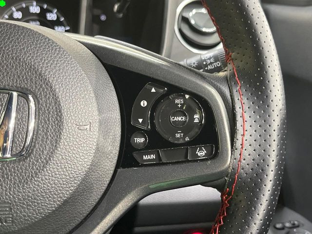 【レーダークルーズコントロール】高速道路での長距離走行が楽に!!自動で速度を保つクルーズコントロールが、衝突軽減システムと連携し、前方の車両を感知して車間を保つように速度調節してくれます!!