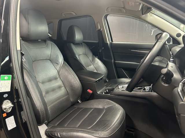 運転席も広々としており運転しやすい環境を実現しています☆室内クリーニングも実施済みです。