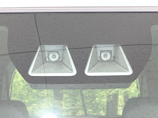 【スマートアシスト】走行中に前方の車両等を認識し、衝突しそうな時は警報とブレーキで衝突回避と被害軽減をアシスト。より安全にドライブをお楽しみいただけます。
