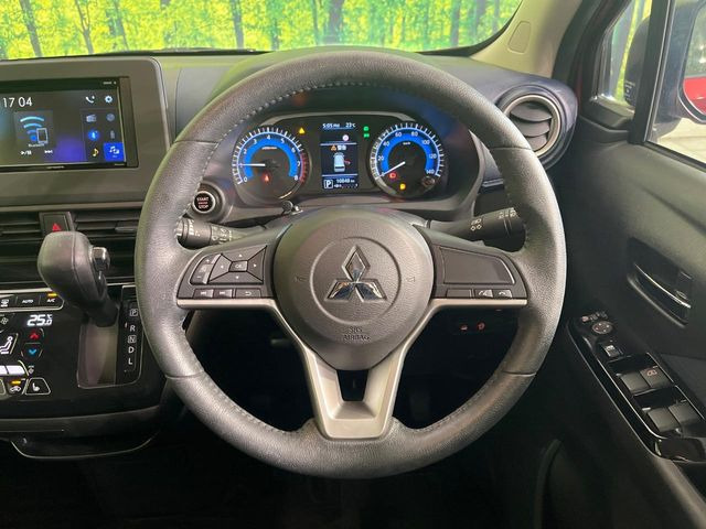 �C���e���A�ɍ��킹���f�U�C���̃X�e�A�����O�́A�^�]�������̂��Ƃ��l���A�^�]���₷���`��A�傫���ł��B�����x�A���ۂɐG���Ă��m���߂��������B