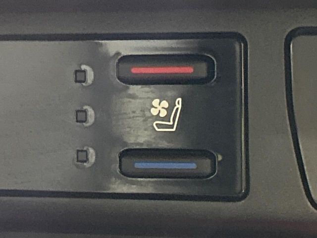 【シートヒーター&ベンチレーション】夏場は涼しい風でお尻や背中の熱やムレを防ぎ、冬はエアコンよりも早く温まってポカポカに!季節を問わず快適に過ごせます。