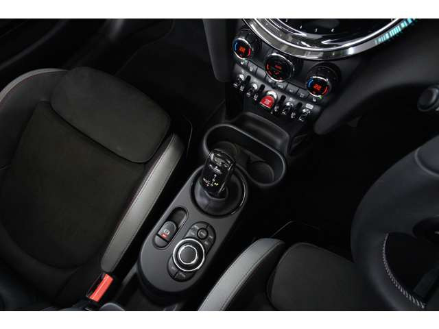MINI�炵�����I�ȃf�U�C�������͂̃Z���^�[�R���\�[���B����n���@�\�I�ɔz�u����Ă���A�e��X�C�b�`�ނւ̃A�N�Z�X�����₷���A�X�|�[�e�B�ȃh���C�r���O�����K�Ɋy���߂܂��B