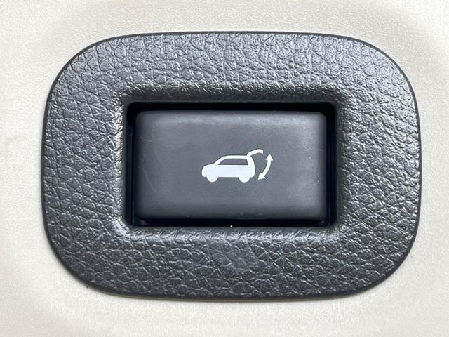 【パワーバックドア】スマートキーや運転席のボタンを押すだけでリアゲートが自動で開閉します!荷物を持っている時や、高い位置にあるバックドアを閉める際に便利な機能です♪