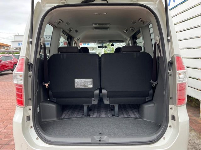 普段のお買い物や通勤、送迎等に十分な荷室スペースを確保しております。サードシートを倒すと、大きな荷物の積載も可能です♪