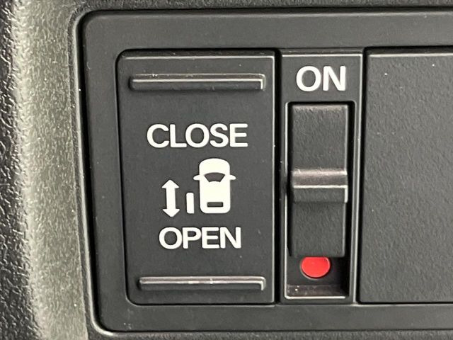 【パワースライドドア】スマートキーや運転席のスイッチでスライドドアの開閉が可能♪電動だから力を入れてドアを開ける必要が無く、小さいお子様でも、重い荷物を持っている時もラクに開け閉めできます♪