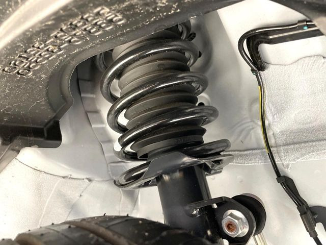 お車を安心してお乗りいただく為には、足回りの定期点検が欠かせません。サービスサポート(有償保証)では無料点検もご提供しており、安心のカーライフをお過ごしいただけるサポート体制が整っています。