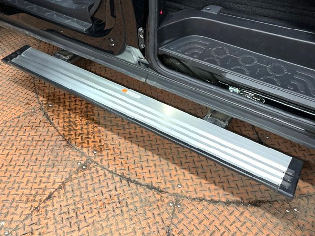 【電動サイドステップ】車高の高いお車でも、これがあれば小さいお子様の乗り降りも楽々♪スライドドアと連動して作動する為、煩わしい操作は不要です!
