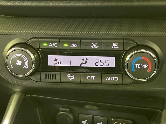 【オートエアコン】一度お好みの温度に設定すれば、車内の温度を検知し風量や温度を自動で調整。暑い&hellip;寒い&hellip;と何度もスイッチ操作をする必要はありません。快適な車内空間には必須の機能ですね♪