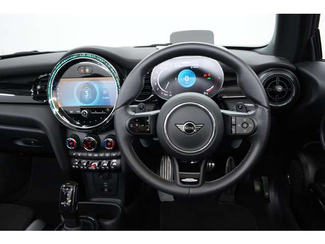�㎿�ȃ��U�[�̎����ƃX�|�[�e�B�ȃf�U�C�������͂ŁA����₷���ɂ��D��AJohn Cooper Works�Ȃ�ł͂̑��������w�y���߂܂��B