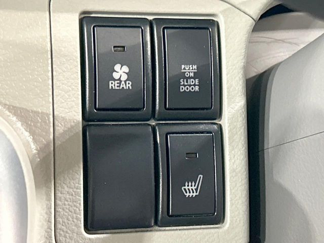 【シートヒーター】寒い日に重宝するシートヒーター!エアコンより早く温まってくれるので寒がりの人も安心ですね♪エアコンの温風は乾燥するから苦手、という方にもをおすすめです。