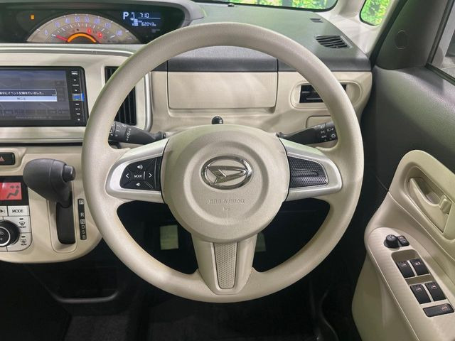 �C���e���A�ɍ��킹���f�U�C���̃X�e�A�����O�́A�^�]�������̂��Ƃ��l���A�^�]���₷���`��A�傫���ł��B�����x�A���ۂɐG���Ă��m���߂��������B
