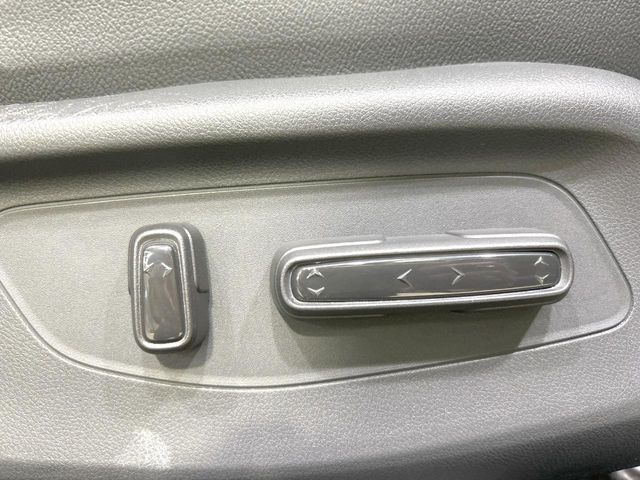 【メモリー機能付きパワーシート】ドライバーごとに設定したシート位置を記憶して、ボタン一つで切り替えできる便利な機能!運転する方が複数名いらっしゃるご家庭におすすめです♪