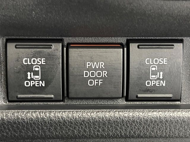 【両側パワースライドドア】スマートキーや運転席のスイッチで後席両側スライドドアの開閉が可能♪電動だから力を入れてドアを開ける必要が無く、小さなお子様でも簡単に開け閉めでき快適です♪