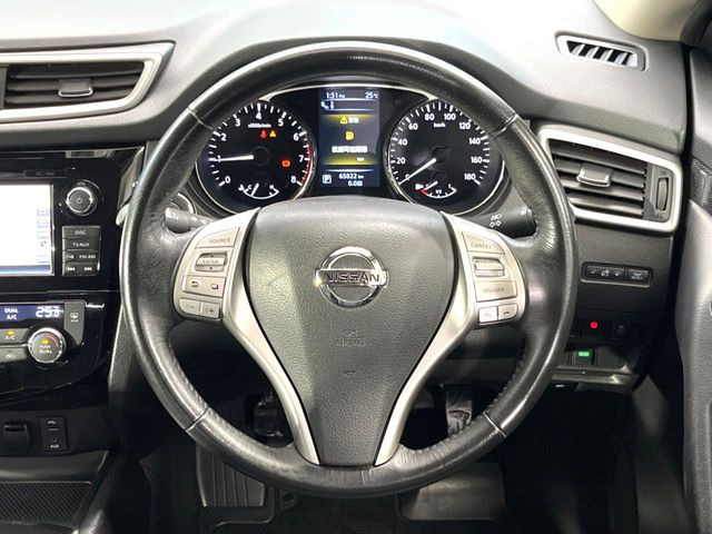 インテリアに合わせたデザインのステアリングは、運転される方のことも考え、運転しやすい形状、大きさです。是非一度、実際に触ってお確かめください。