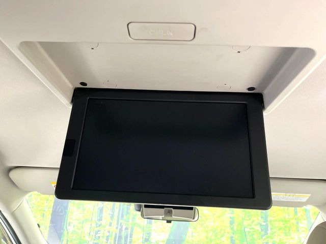 【フリップダウンモニター】大画面モニターで後席でもエンタメをお楽しみいただけます。小さなお子様にも大人気の装備です♪