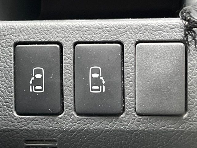 【両側パワースライドドア】スマートキーや運転席のスイッチで後席両側スライドドアの開閉が可能♪電動だから力を入れてドアを開ける必要が無く、小さなお子様でも簡単に開け閉めでき快適です♪
