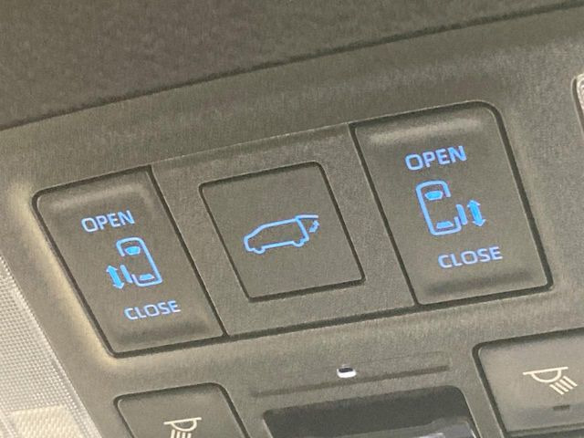 【両側パワースライドドア】スマートキーや運転席のスイッチで後席両側スライドドアの開閉が可能♪電動だから力を入れてドアを開ける必要が無く、小さなお子様でも簡単に開け閉めでき快適です♪