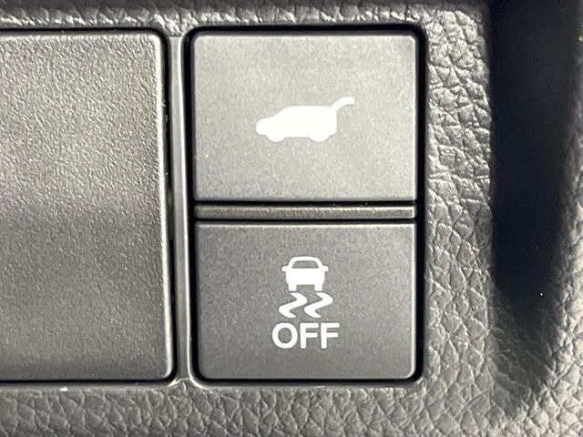 【パワーバックドア】スマートキーや運転席のボタンを押すだけでリアゲートが自動で開閉します!荷物を持っている時や、高い位置にあるバックドアを閉める際に便利な機能です♪