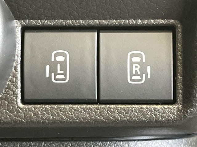 【両側パワースライドドア】スマートキーや運転席のスイッチで後席両側スライドドアの開閉が可能♪電動だから力を入れてドアを開ける必要が無く、小さなお子様でも簡単に開け閉めでき快適です♪