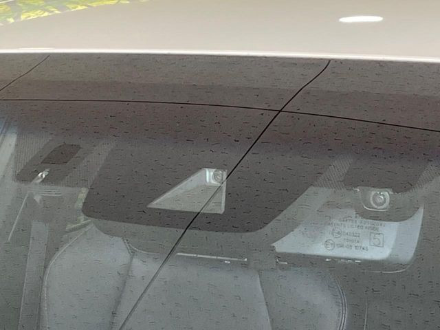 【トヨタセーフティセンス】走行中に前方の車両等を認識し、衝突しそうな時は警報とブレーキで衝突回避と被害軽減をアシスト。より安全にドライブをお楽しみいただけます。